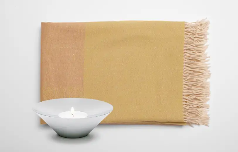 Exclusive gift: Blend Throw blanket and Pond candle holder