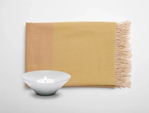 Exclusive gift: Blend Throw blanket and Pond candle holder