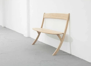 Banc incliné en bois, Studio Boloz, frêne