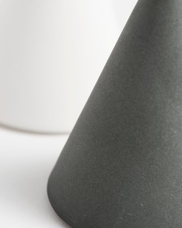 Pieprzniczka z wysokiej jakości matowej porcelany Cone, tre product