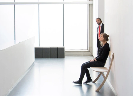 Drewniana ławka Leaning Bench, Studio Boloz, jesion