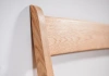 Drewniana ławka Leaning Bench, Studio Boloz, orzech amerykański