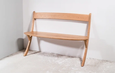Leaning Bench Holzbank, Studio Boloz, Amerikanischer Nussbaum