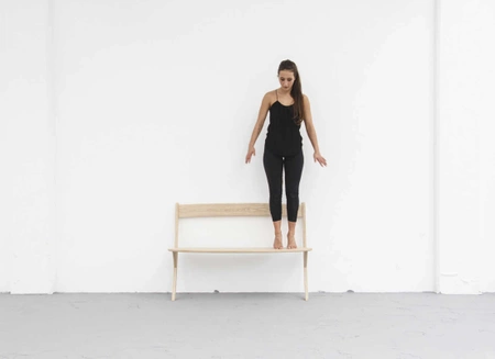 Leaning Bench Holzbank, Studio Boloz, Esche