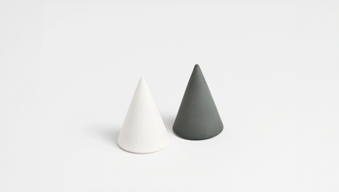 Salt and pepper shakers in high quality matte porcelain Cone, tre product