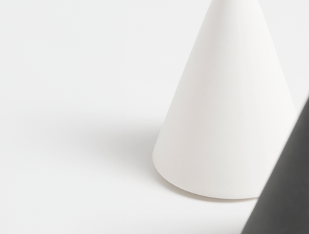 Salz- und Pfefferstreuer aus hochwertigem mattem Porzellan Cone, tre produkt