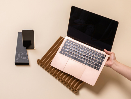 Ökologischer Laptop-Ständer G. Fluss, Kamel