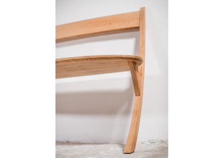 Drewniana ławka Leaning Bench, Studio Boloz, orzech amerykański