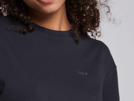 T-shirt Here en coton bio, Mudita, femmes, noir