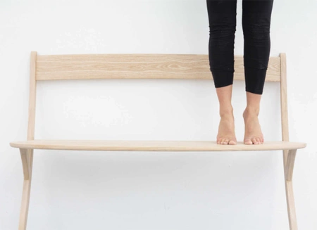 Banc incliné en bois, Studio Boloz, frêne