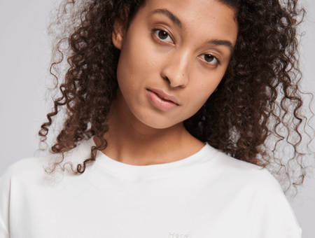 T-shirt z bawełny organicznej Here, Mudita, damski, biały