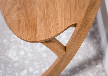 Drewniana ławka Leaning Bench, Studio Boloz, orzech amerykański