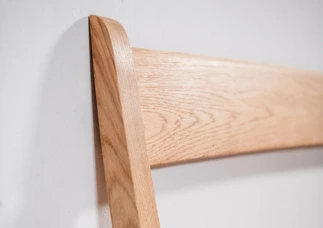 Drewniana ławka Leaning Bench, Studio Boloz, dąb