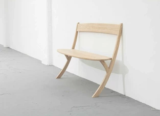 Drewniana ławka Leaning Bench, Studio Boloz, jesion